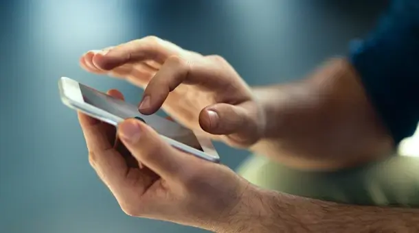 Zusatzleistungen bei Geschäftskonten Person tippt auf Smartphone