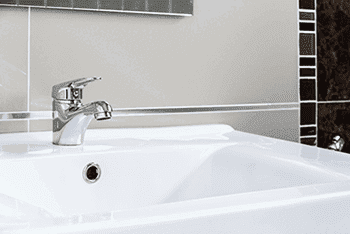 Ein sauberes Waschbecken in einem Badezimmer.