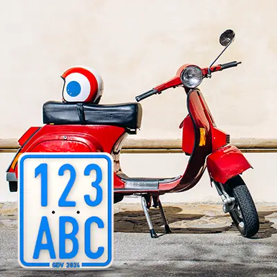 Versicherungskennzeichen 2024 in blau vor einem Moped