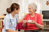 Altenpflegerin mit Bewohnerin im Pflegeheim