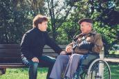 Pfleger mit Senior im Rollstuhl