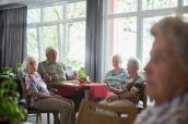 Senioren sitzen in einem deutschen Pflegeheim.