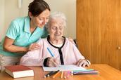 Ergotherapeutin arbeitet mit Demenzpatientin