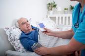 Älterer Mann mit Pflegerin im Pflegeheim