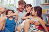 Eltern zusammen mit ihren zwei Kindern