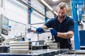 Mechaniker bei der Arbeit in Produktionshalle