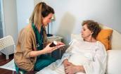 Seniorin mit Pflegekraft