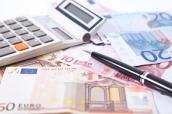 Euroscheine mit Taschenrechner
