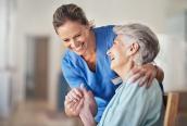 Pflegerin mit Seniorin
