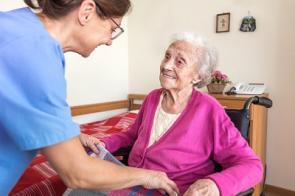 Altenpflegerin versorgt Bewohnerin im Pflegeheim.