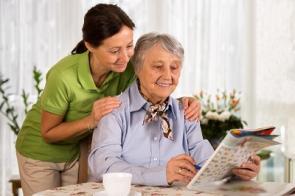 Pflegerin mit älterer Frau in ihrer Wohnung
