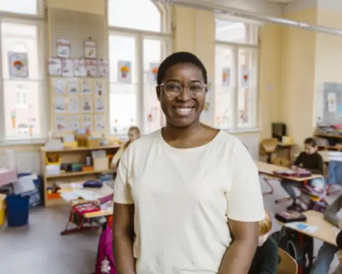 Eine Lehrerin in ihrem Klassenzimmer