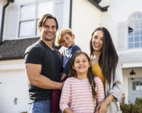 Familie vor ihrem Haus