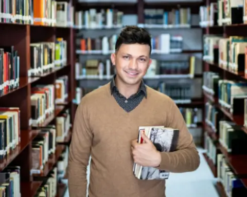 Ein Student in der Bibliothek