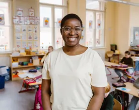 Eine Lehrerin in ihrem Klassenzimmer