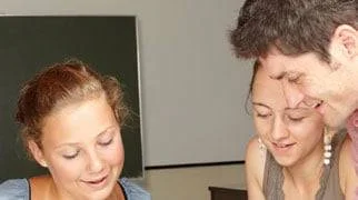 Zwei Beamtenanwärterinnen und ein Mann