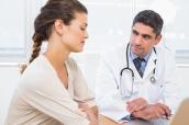 Patientin im Gespräch mit einem Arzt