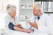Hausarzt misst Patientin den Blutdruck