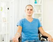 Junger Mann erhält eine Chemotherapie ambulant zu Hause