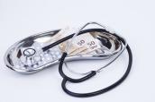 OP-Schale mit Stethoskop und Geld