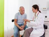 Ärztin mit älterem Patienten im Behandlungszimmer