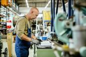 Mechaniker arbeitet in der Produktion in einem Hangar.