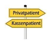Wegweiser für Kassen- und Privatpatienten zeigen in unterschiedliche Richtungen