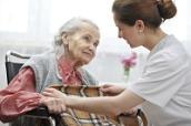 Pflegerin mit Bewohnerin eines Pflegeheims
