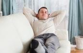 Mann auf Sofa