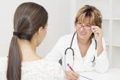 Junge Patientin mit Ärztin