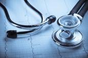 Stethoskop mit EKG-Ausdruck