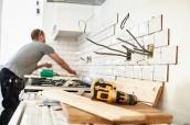 Mann-arbeitet-Fliesenleger