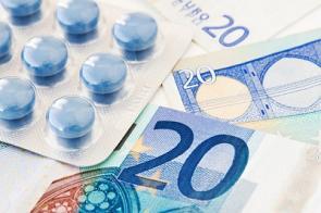 Tabletten und 20-Euro-Scheine