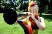 Im Jubelrausch sollte man nicht vergessen, dass eine Vuvuzela Gehörschäden verursachen kann.