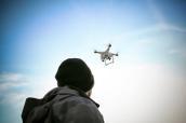 Mann und Drohne am Himmel