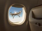 Drohne am Flugzeugfenster