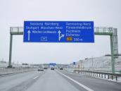 Auf einer Autobahn sind eine Drohne und ein Auto kollidiert.