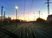 Oberleitung und Zuggleise am Abend