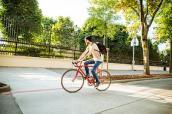 Mann mit Fahrrad auf Straße