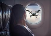 Drohne vor Frau im Flugzeug