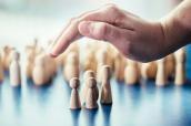 Hand über Spielfiguren