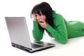 Erschrockene Frau vor einem Laptop
