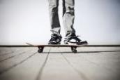 Vorsicht beim Fahren von Skate- und Waveboards. Laut Gesetz ist dies auf Gehwegen nicht gestattet.