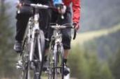 Auch Radfahrer können schwere Unfälle verursachen. Eine Privathaftpflicht schützt vor hohen Schadenersatzkosten.