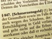 Die Haftpflichtversicherung zahlt nur, wenn die Schmerzen direkt mit dem Unfall zusammenhängen.