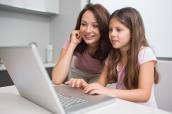 Frau mit Tochter am PC