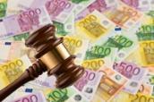 Gerichtshammer und Euro-Geldscheine