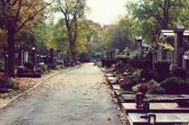Ein Friedhof im Herbst.
