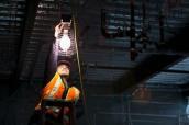 Arbeiter mit Lampe in der Nacht