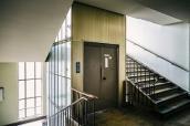 Aufzug im Treppenhaus